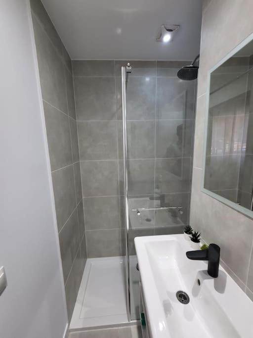 Bonito Y Luminoso Piso Bien Comunicado Apartamento